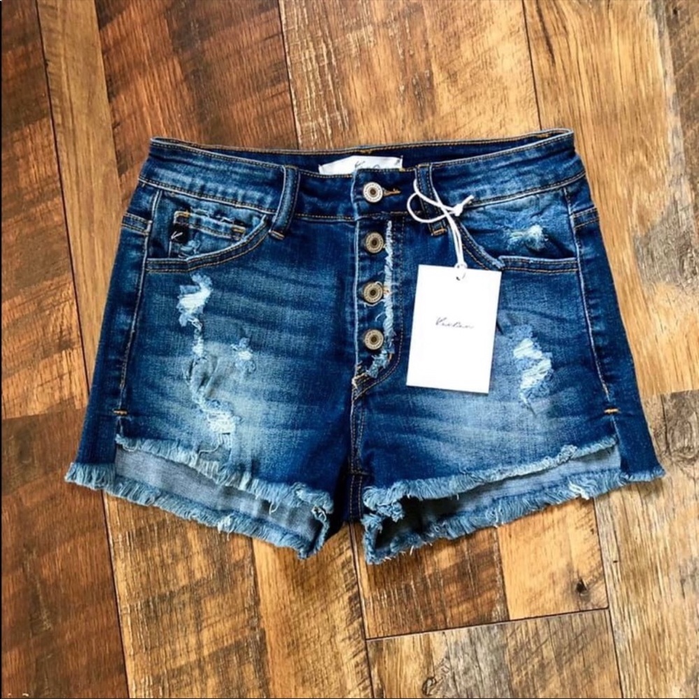 NWT KanCan Button-Fly frayed hem shorts. ❤️❤️